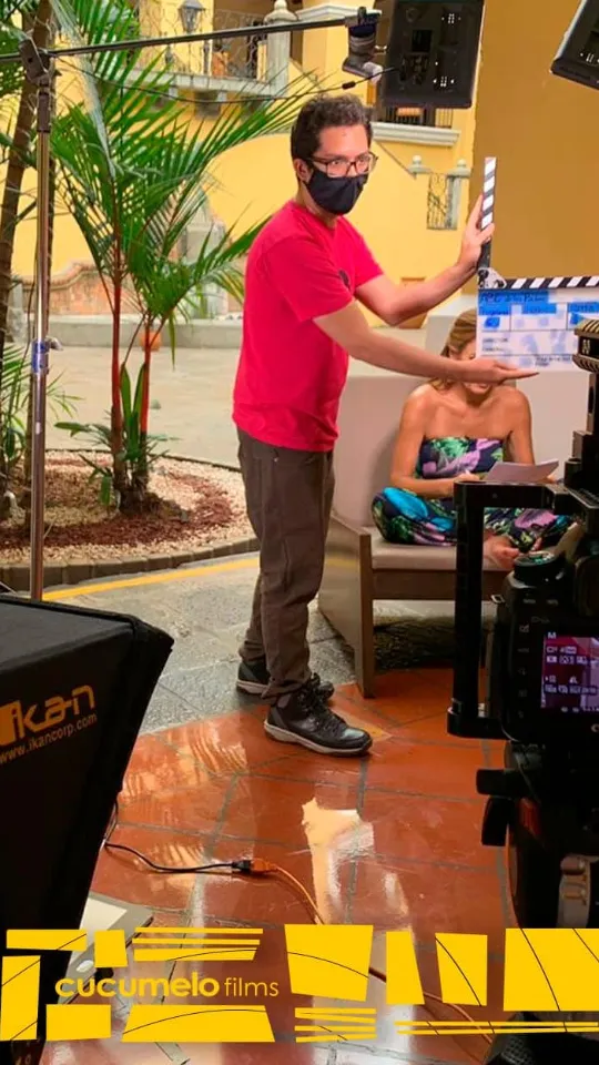 Equipo de Cucumelo Films grabando contenido en un set